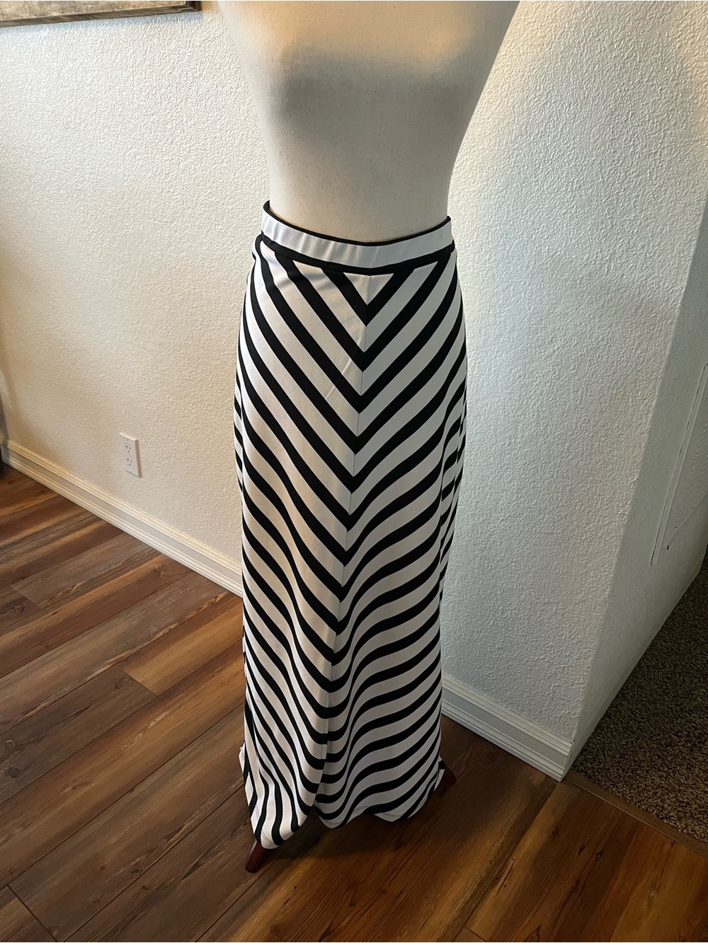 Jules & Leopold Black and White Chevron Maxi Skirt‎